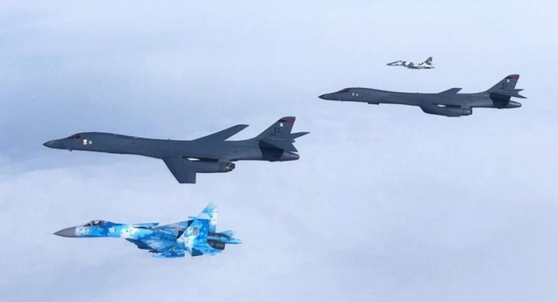 Українські винищувачі Су-27 та МіГ-29 ПС ЗСУ супроводжують американські бомбардувальники B-1B Lancer