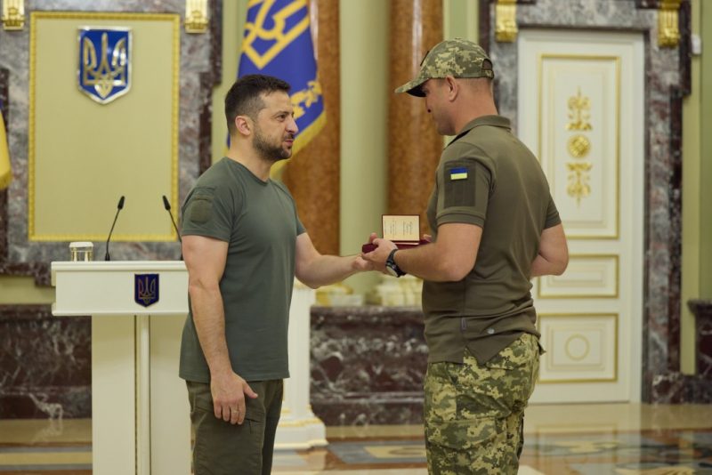 Президент Зеленський нагороджує воєнного журналіста