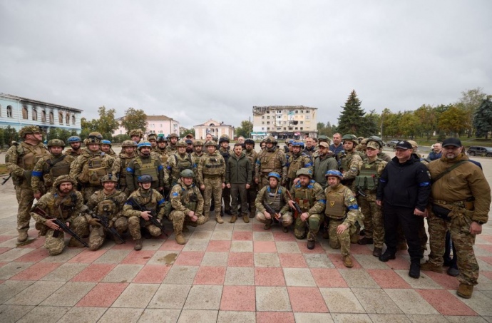 Військові і Зеленський у Ізюмі - групові фото