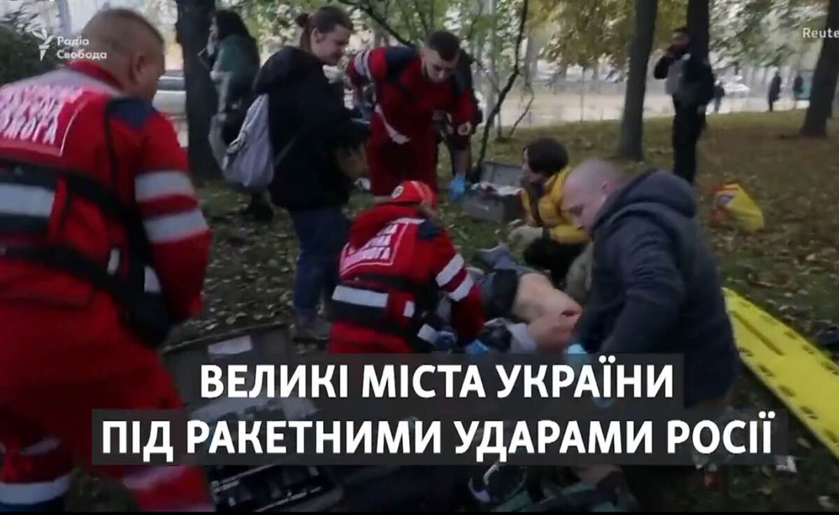 надання медичної допомоги після російського удару по Україні - фото Reuters