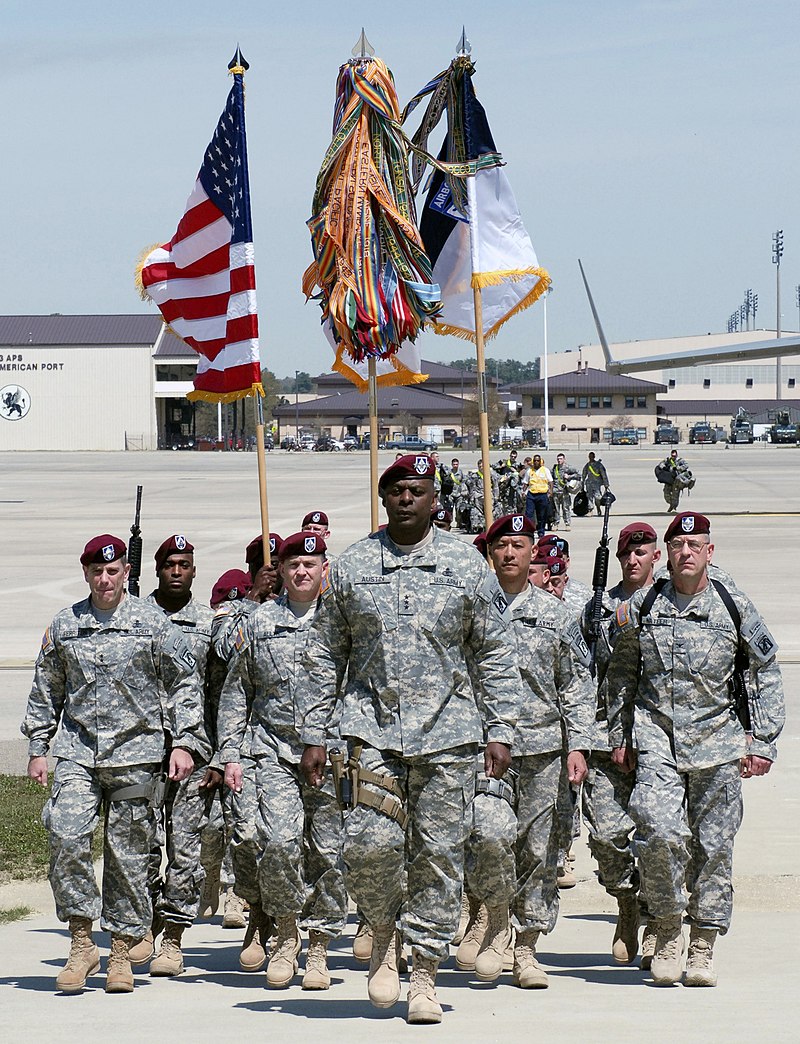 генерал Остін з командною групою XVIII повітряно-десантного корпусу повертається додому з операції «Свобода Іраку» у 2009