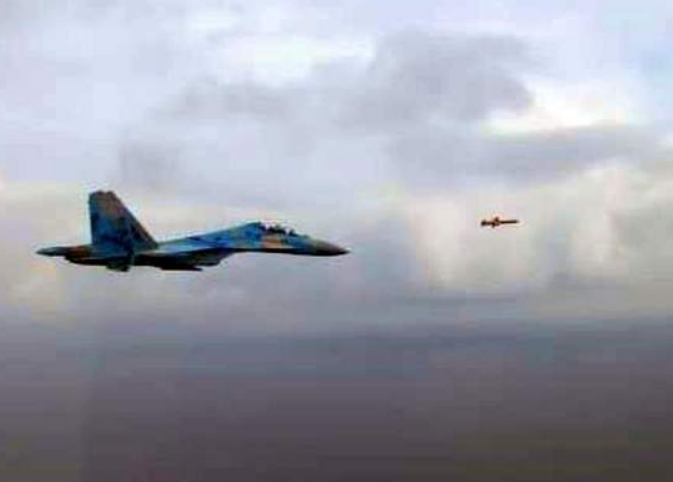 Літак ЗСУ супроводжує крилату ракету